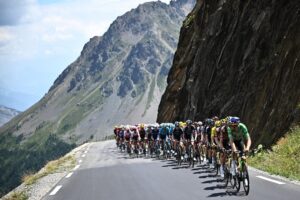 Leia mais sobre o artigo GRAND TOURS: POR QUE TOUR, GIRO E VUELTA SÃO O AUGE DO CICLISMO
