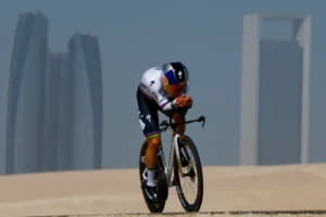 Leia mais sobre o artigo ETAPA 2 – UAE TOUR 2026: Evenepoel vence o contrarrelógio e assume a liderança geral