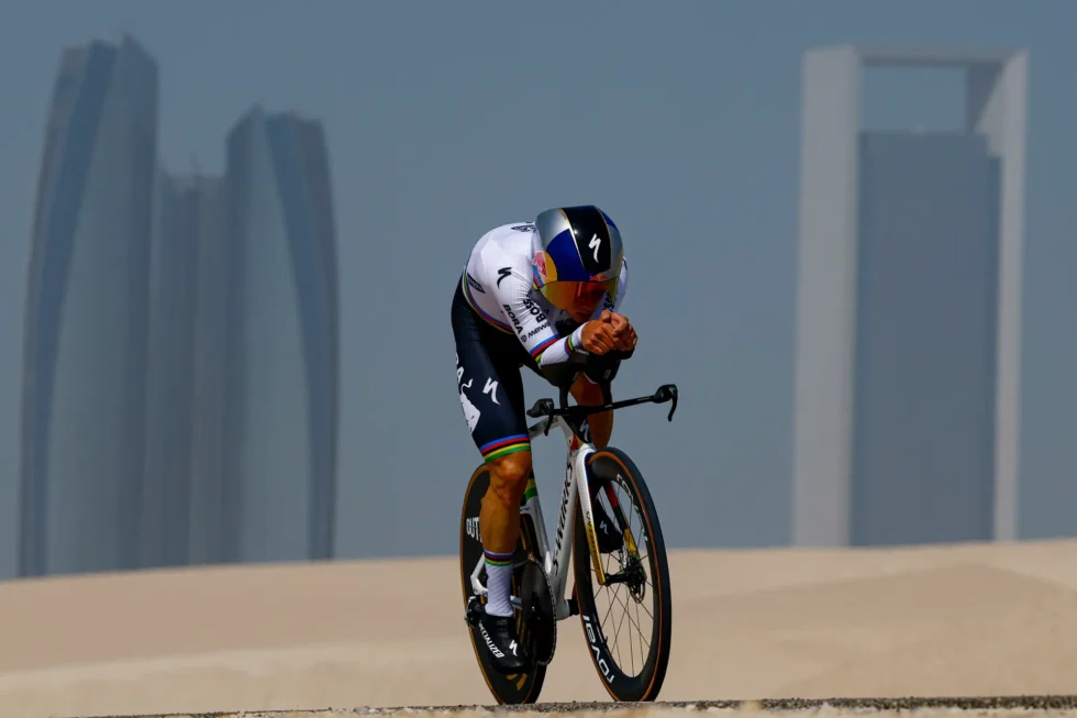 No momento, você está visualizando ETAPA 2 – UAE TOUR 2026: Evenepoel vence o contrarrelógio e assume a liderança geral