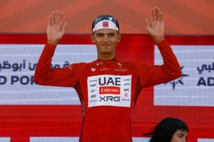 Leia mais sobre o artigo ETAPA 1 – UAE TOUR 2026: Vento, queda de Milan e vitória de Isaac Del Toro em Madinat Zayed – Liwa Palace